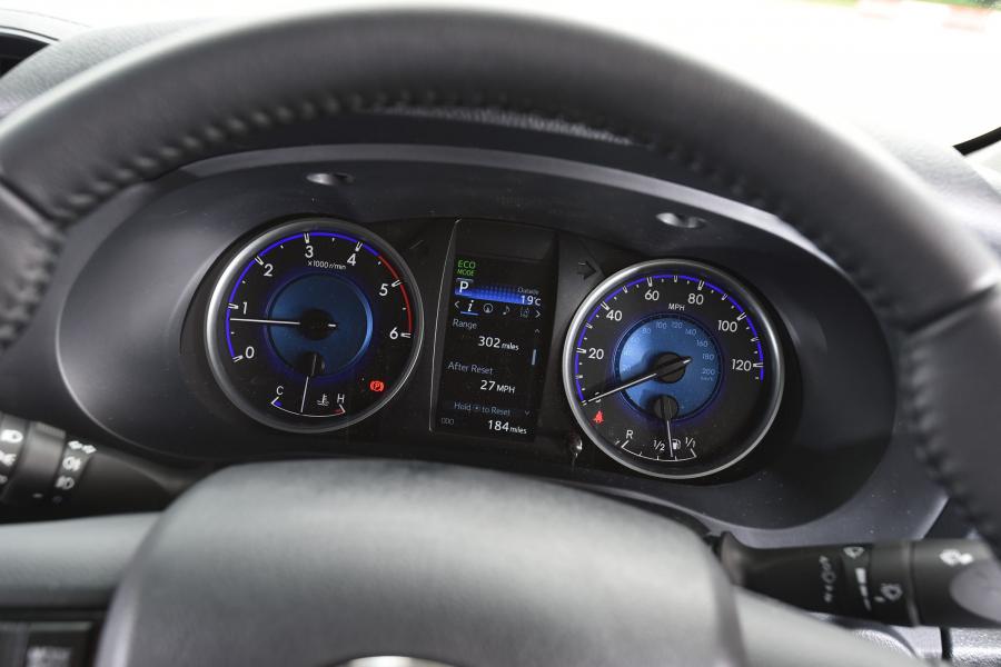 Панель приборов Toyota Hilux Invincible Double Cab 2016 года  (UK) (фото 29 из 30)